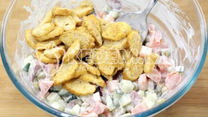 салат с сухариками праздничный