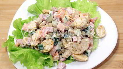 салат с сухариками праздничный