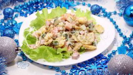 салат с сухариками праздничный