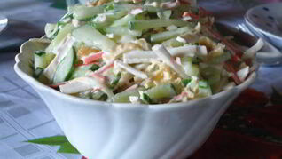 Салат с сыром сулугуни и крабовыми палочками