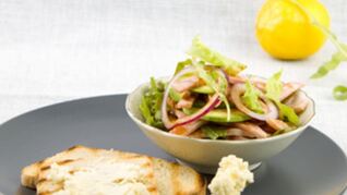 Салат с ветчиной гриль и гренками