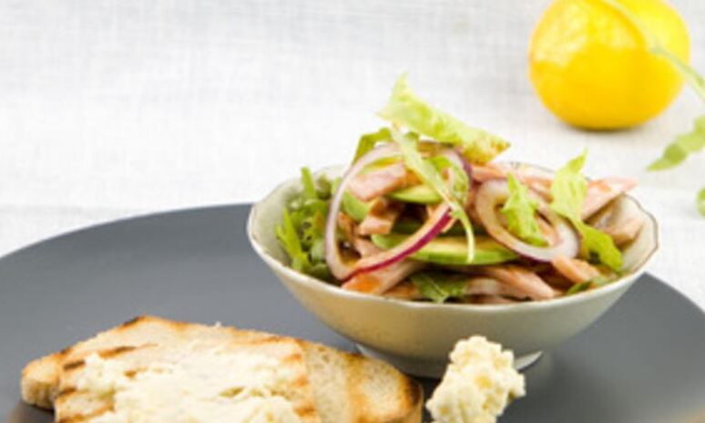 Рецепт салат с ветчиной гриль и гренками