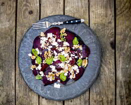 Салат со свеклой, сыром фета и кунжутным маслом