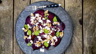 Салат со свеклой, сыром фета и кунжутным маслом