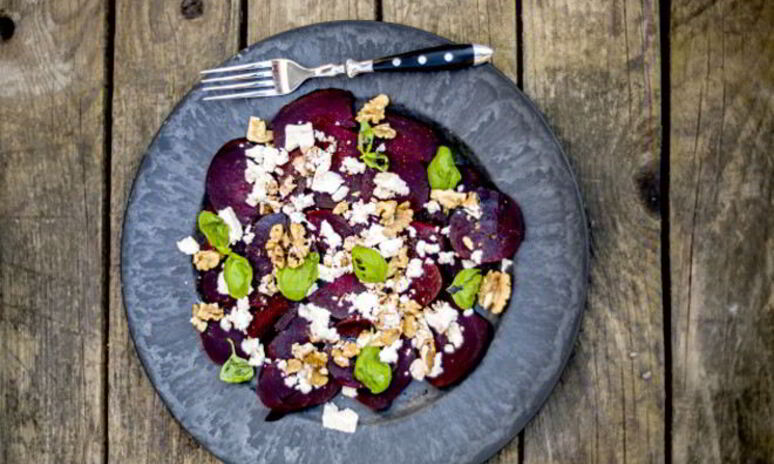 Рецепт салат со свеклой, сыром фета и кунжутным маслом
