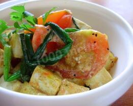 Салат соевый с помидорами