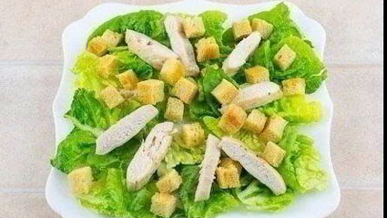 салат цезарь с курицей