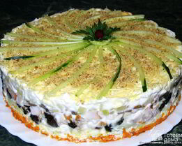 Слоеный салат с копченой курицей, черносливом и шампиньонами