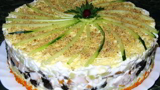 Слоеный салат с копченой курицей, черносливом и шампиньонами