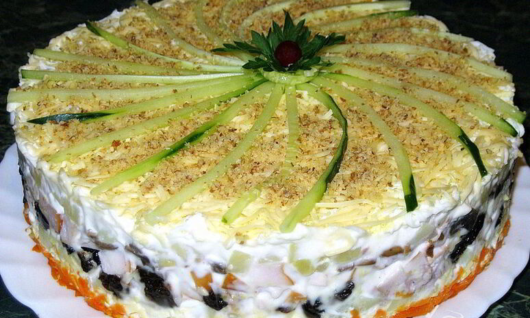 Рецепт слоеный салат с копченой курицей, черносливом и шампиньонами
