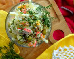 Сочный салат с овощами и крабовыми палочками