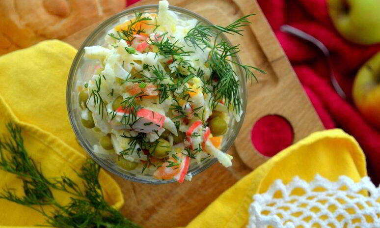 Рецепт сочный салат с овощами и крабовыми палочками