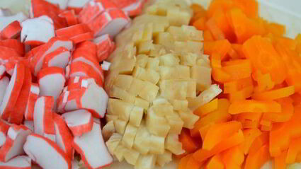 сочный салат с овощами и крабовыми палочками