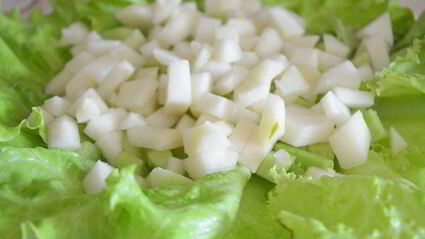 свежий летний салат с фетой и огурцом