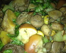 Теплый салат с куриной печенью и каштанами