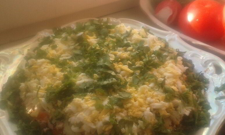 Рецепт весенний слоеный салат с курицей и шампиньонами