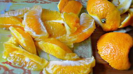 зеленый салат с апельсином с пикантной заправкой