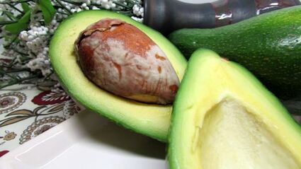 зеленый салат с авокадо