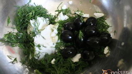 йогуртовый соус с фетой и маслинами