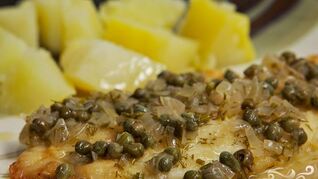 Соус для рыбы из вина, масла и каперсов