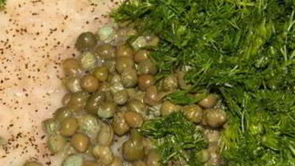 соус для рыбы из вина, масла и каперсов