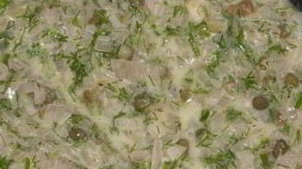 соус для рыбы из вина, масла и каперсов