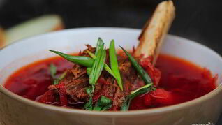 Борщ с говяжьей грудинкой на кости