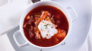 Борщ с куриной грудкой и грибами