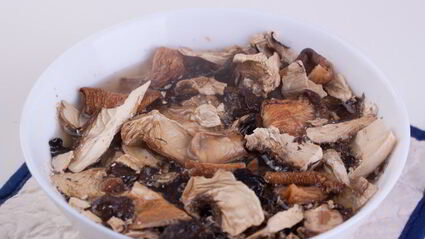 борщ с куриной грудкой и грибами