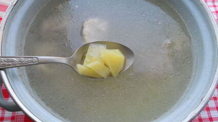 борщ со свиными ребрышками и молодыми овощами