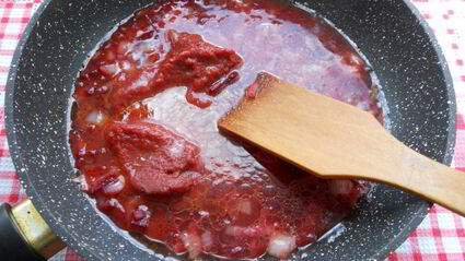 борщ со свиными ребрышками и молодыми овощами