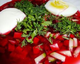 Холодный борщ из свеклы с колбасой