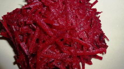 холодный борщ из свеклы с колбасой