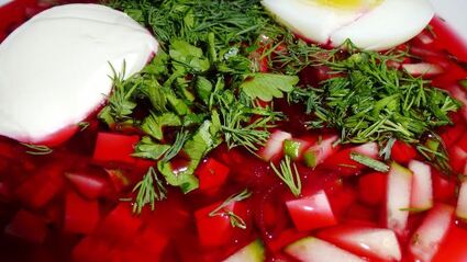 холодный борщ из свеклы с колбасой