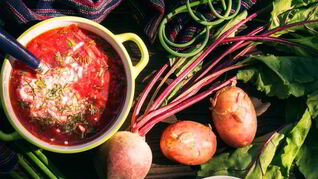 Холодный борщ с колбасой