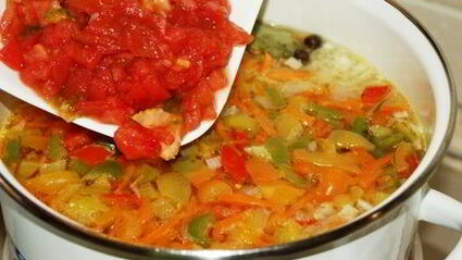 летний борщ без свеклы с помидорами