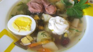 Зеленый борщ с крапивой, щавелем и яйцом