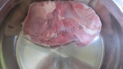 зеленый борщ с крапивой, щавелем и яйцом