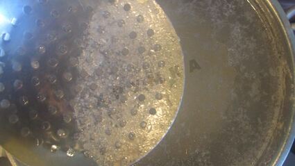 зеленый борщ с крапивой, щавелем и яйцом