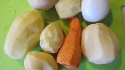 зеленый борщ с крапивой, щавелем и яйцом