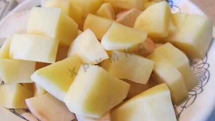 зеленый борщ с крапивой, щавелем и яйцом