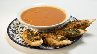 Картофельно-томатный суп с морепродуктами