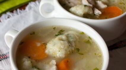 куриный суп с зелеными клецками