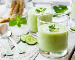 Мятный суп из сельдерея и огурца