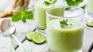 Мятный суп из сельдерея и огурца