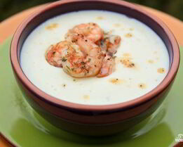 Сливочный суп с цветной капустой, картофелем и креветками