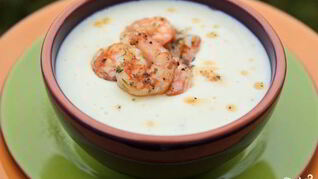 Сливочный суп с цветной капустой, картофелем и креветками