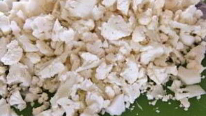 сливочный суп с цветной капустой, картофелем и креветками