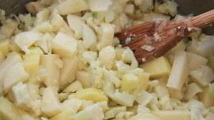 сливочный суп с цветной капустой, картофелем и креветками