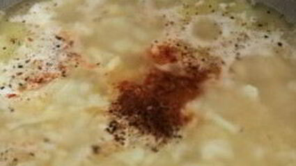 сливочный суп с цветной капустой, картофелем и креветками